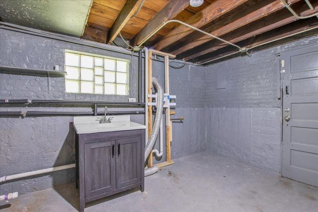 9824 S Escanaba Avenue, Chicago, IL 60617