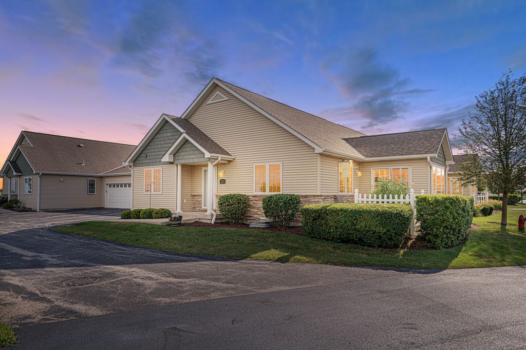 2182 Waterbury Lane E 2182, Sycamore, IL 60178