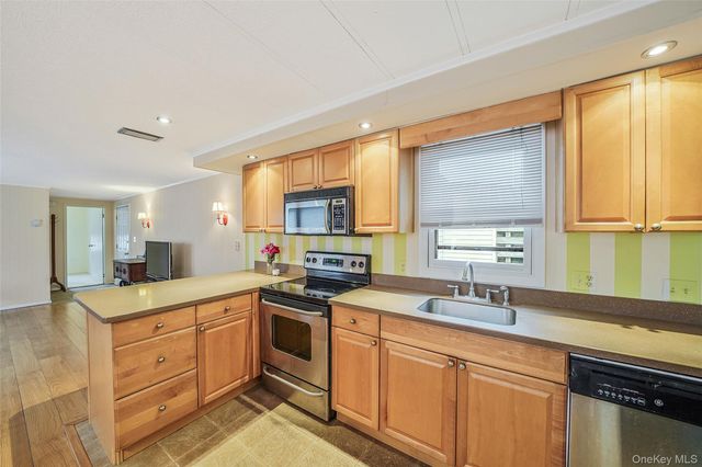 91 Village Circle W, Manorville, NY 11949