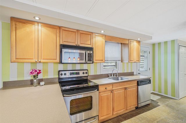 91 Village Circle W, Manorville, NY 11949