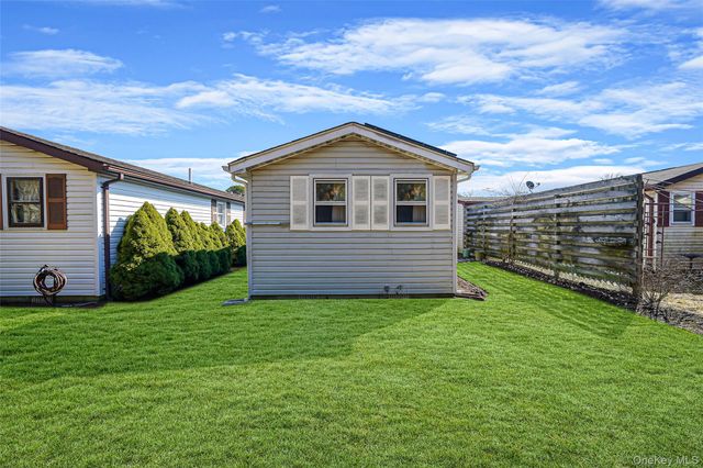 91 Village Circle W, Manorville, NY 11949