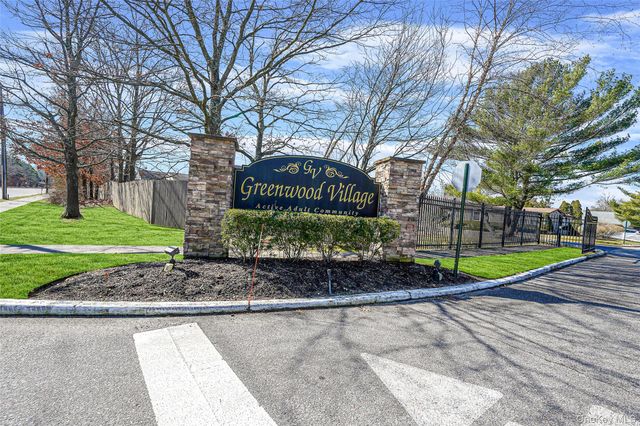 91 Village Circle W, Manorville, NY 11949