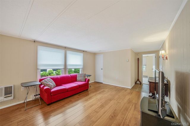 91 Village Circle W, Manorville, NY 11949