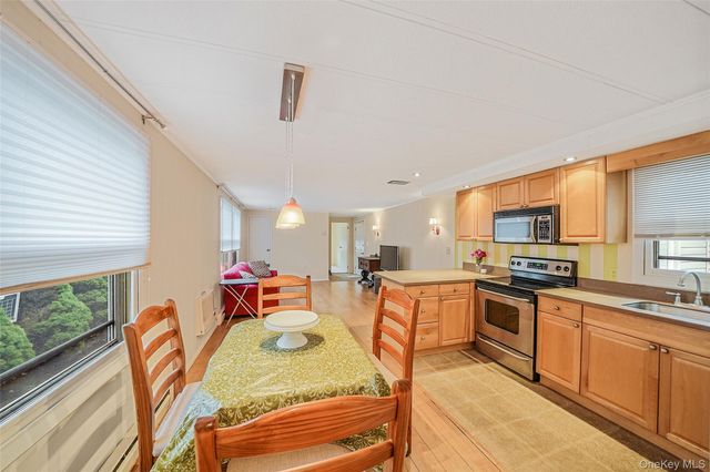 91 Village Circle W, Manorville, NY 11949