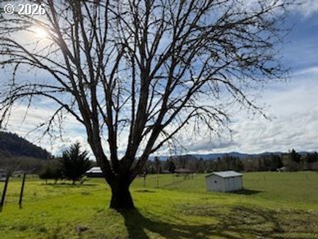 239 MEADOWLARK Ave, Roseburg, OR 97471