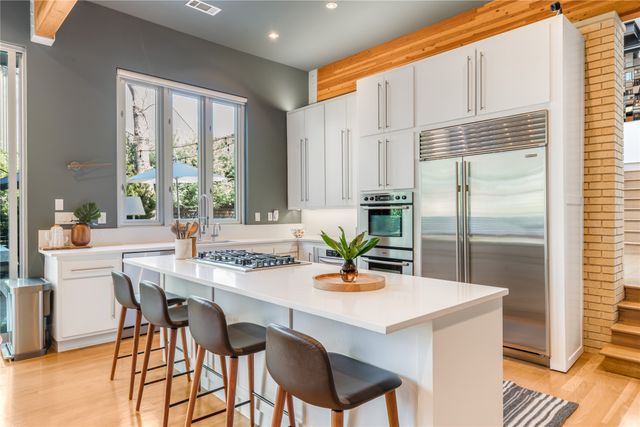 830 Kessler Woods Trail, Dallas, TX 75208