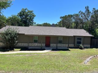 221 DOESKIN DR, Boerne, TX 78006