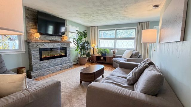 229 Mccarthy Ave, Chicopee, MA 01020