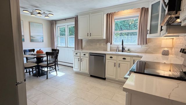 229 Mccarthy Ave, Chicopee, MA 01020