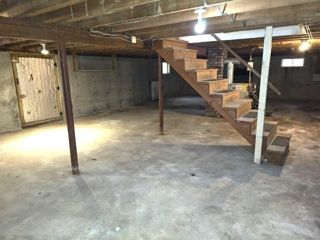 28 Arnold St, Taunton, MA 02780