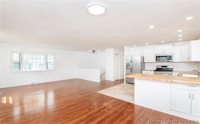 1103 Woodbourne Drive, New Albany, IN 47150