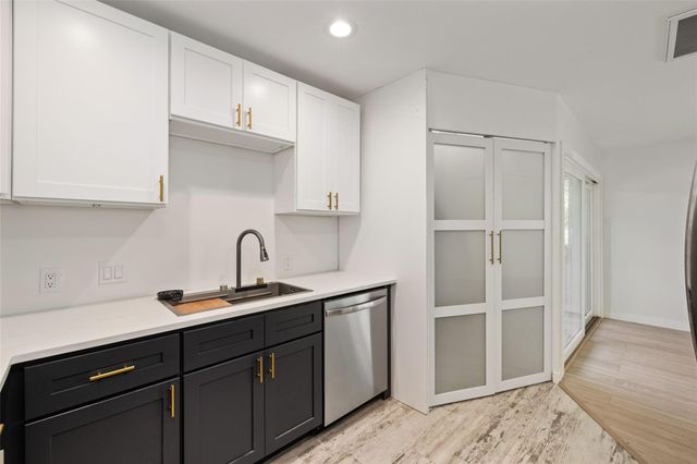 909 Silber Road 11, Houston, TX 77024