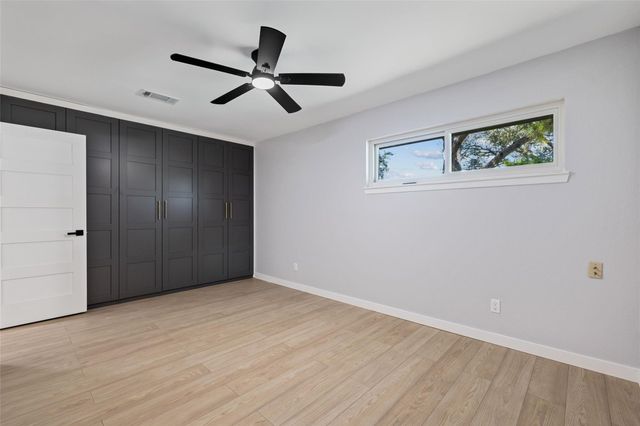 909 Silber Road 11, Houston, TX 77024