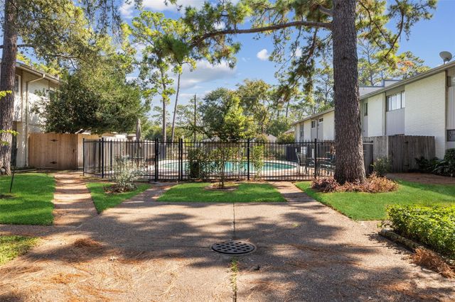 909 Silber Road 11, Houston, TX 77024