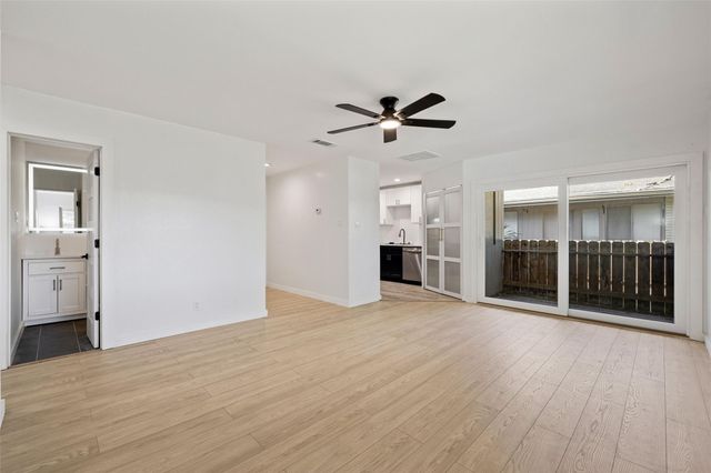 909 Silber Road 11, Houston, TX 77024