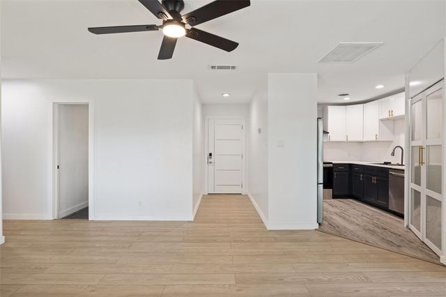 909 Silber Road 11, Houston, TX 77024