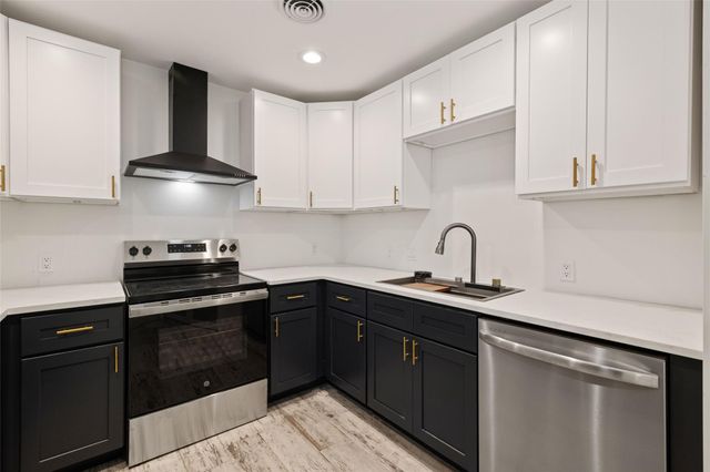 909 Silber Road 11, Houston, TX 77024