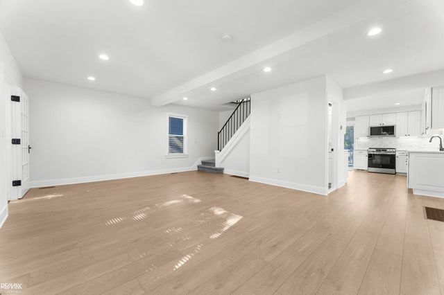 1374 Anita Avenue, Grosse Pointe Woods, MI 48236