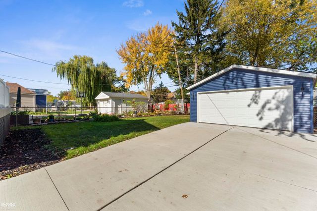 1374 Anita Avenue, Grosse Pointe Woods, MI 48236