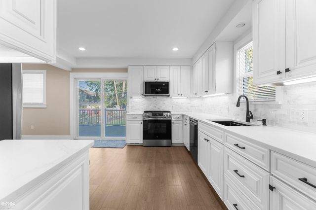 1374 Anita Avenue, Grosse Pointe Woods, MI 48236