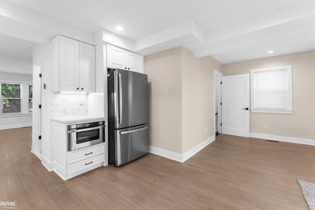 1374 Anita Avenue, Grosse Pointe Woods, MI 48236