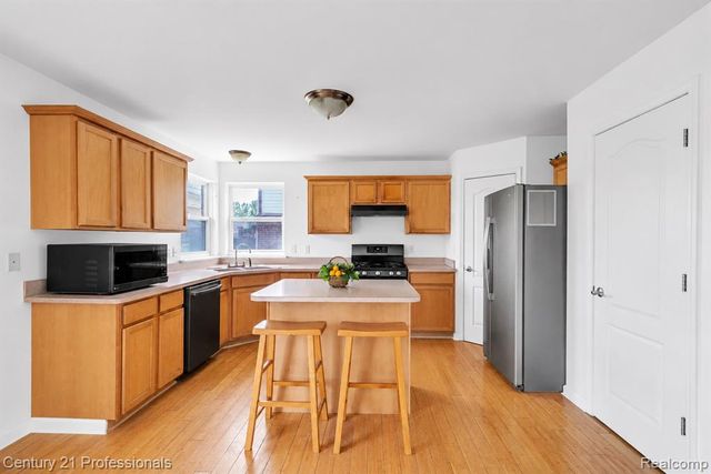 1989 Golfview Lane, Westland, MI 48186