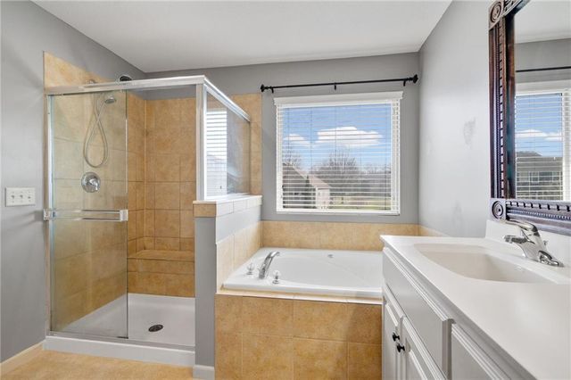 1303 Ashdown Circle, Raymore, MO 64083