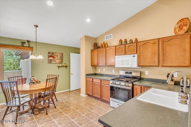 1528 N Bank Swallow Road, Green Valley, AZ 85614