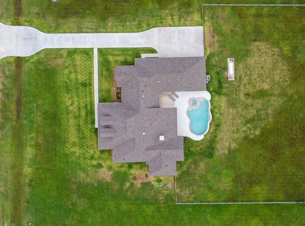 2711 Oakwood Shores Drive, Richwood, TX 77515