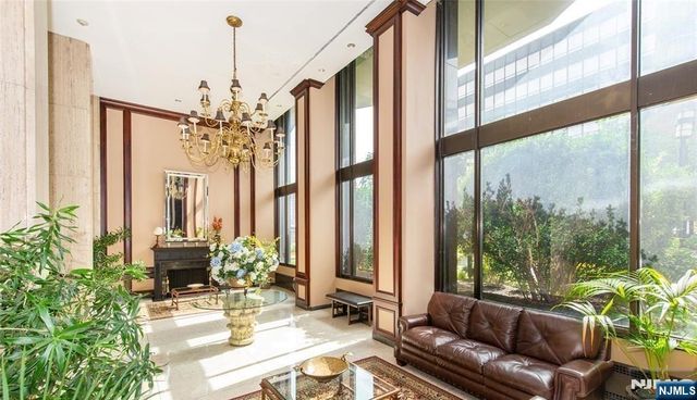 2077 Center Avenue 22H, Fort Lee, NJ 07024