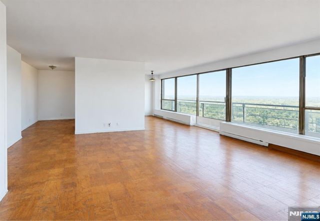 2077 Center Avenue 22H, Fort Lee, NJ 07024