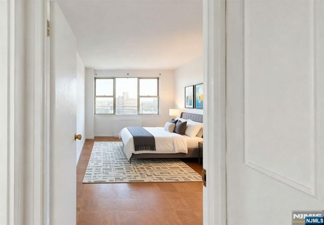 2077 Center Avenue 22H, Fort Lee, NJ 07024