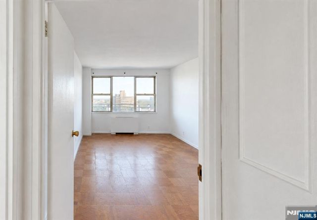 2077 Center Avenue 22H, Fort Lee, NJ 07024