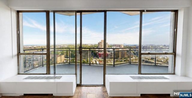 2077 Center Avenue 22H, Fort Lee, NJ 07024
