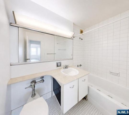 2077 Center Avenue 22H, Fort Lee, NJ 07024