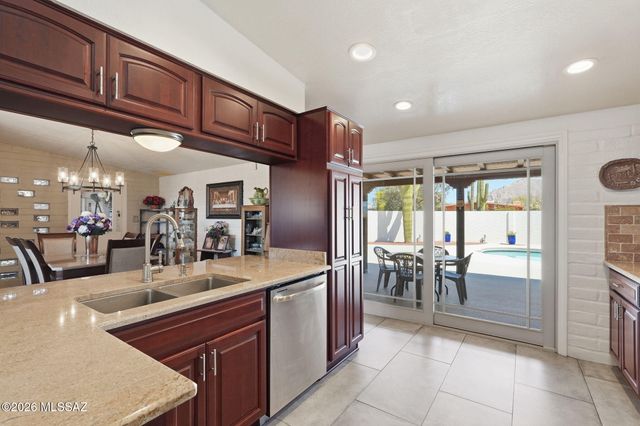 900 W Las Palmas Drive, Tucson, AZ 85704