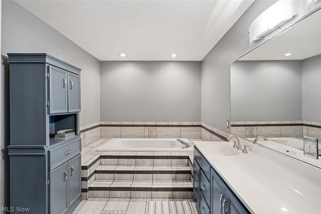 3053 Chablis Lane, Youngstown, OH 44514