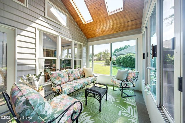 3425 Westwood Farms Dr, Louisville, KY 40220