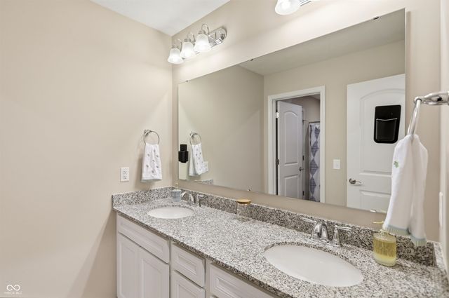 5402 Peachtree Road, Zionsville, IN 46077
