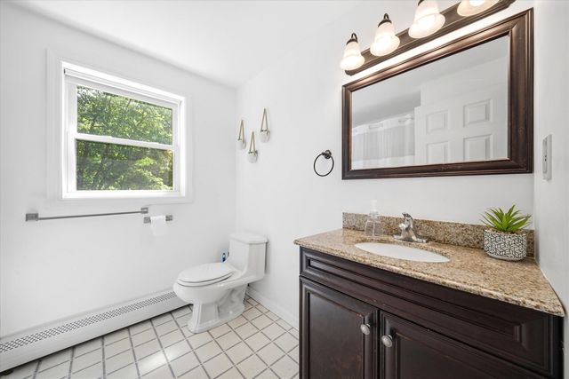 8 Oriole Lane, Londonderry, NH 03053