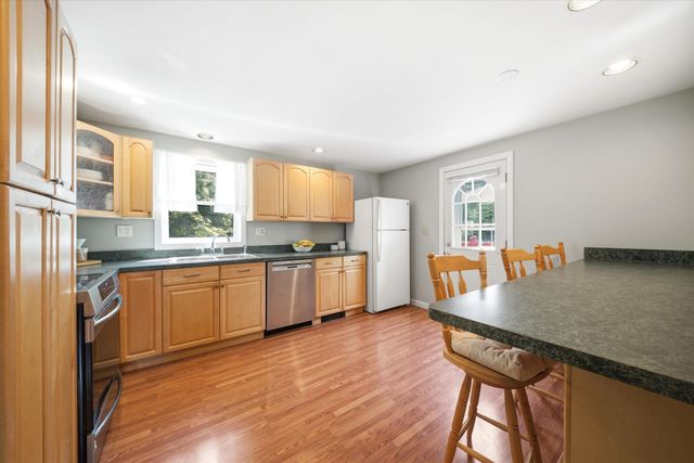 8 Oriole Lane, Londonderry, NH 03053