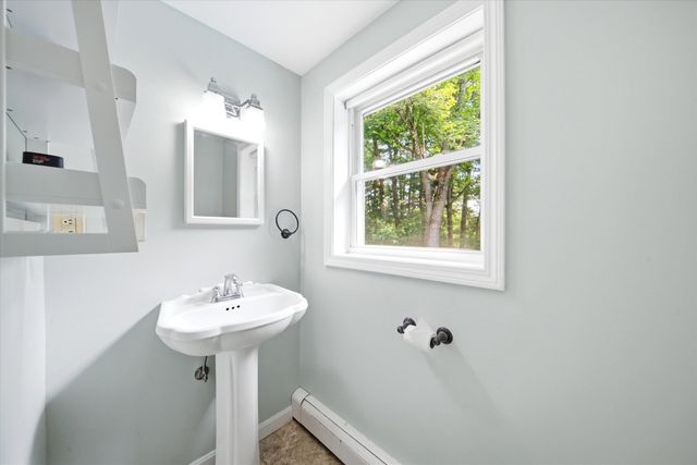 8 Oriole Lane, Londonderry, NH 03053