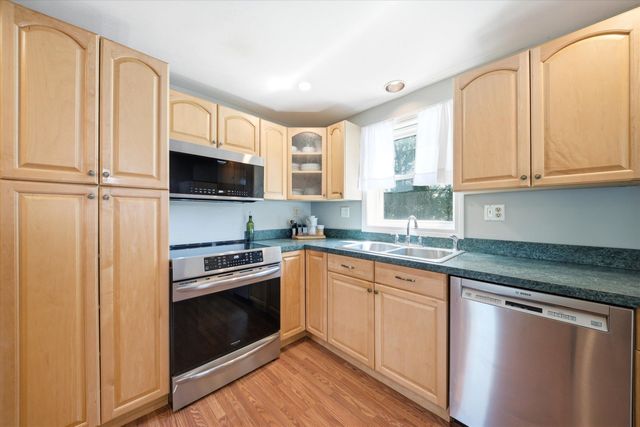 8 Oriole Lane, Londonderry, NH 03053