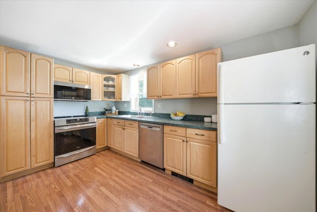 8 Oriole Lane, Londonderry, NH 03053