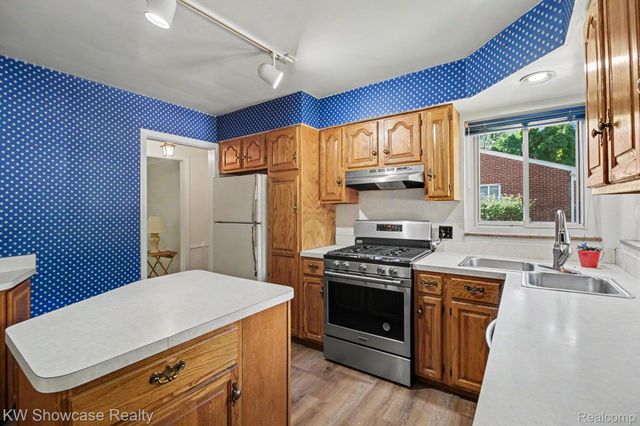 22780 Manning Street, Farmington, MI 48336