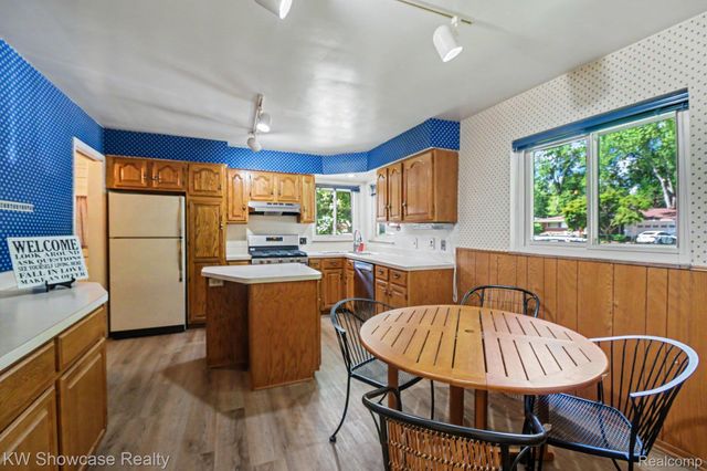 22780 Manning Street, Farmington, MI 48336