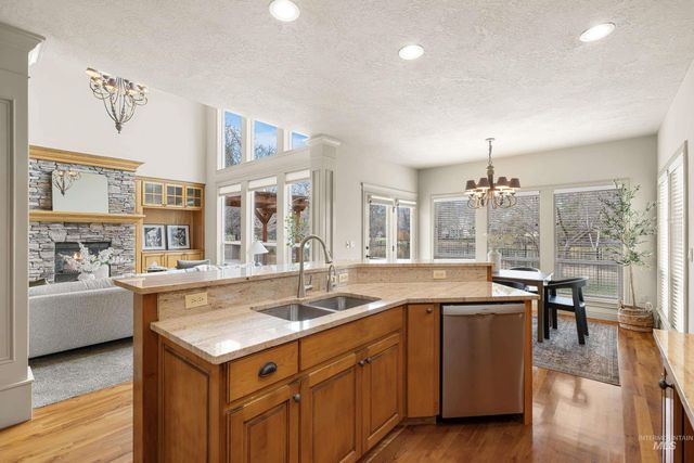 566 E Greencreek Ct, Eagle, ID 83616