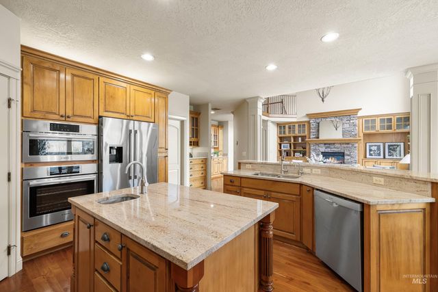 566 E Greencreek Ct, Eagle, ID 83616