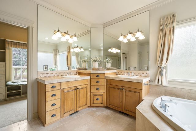 566 E Greencreek Ct, Eagle, ID 83616