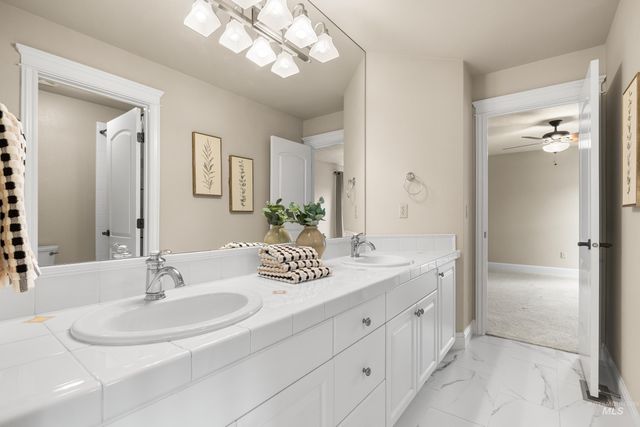 566 E Greencreek Ct, Eagle, ID 83616